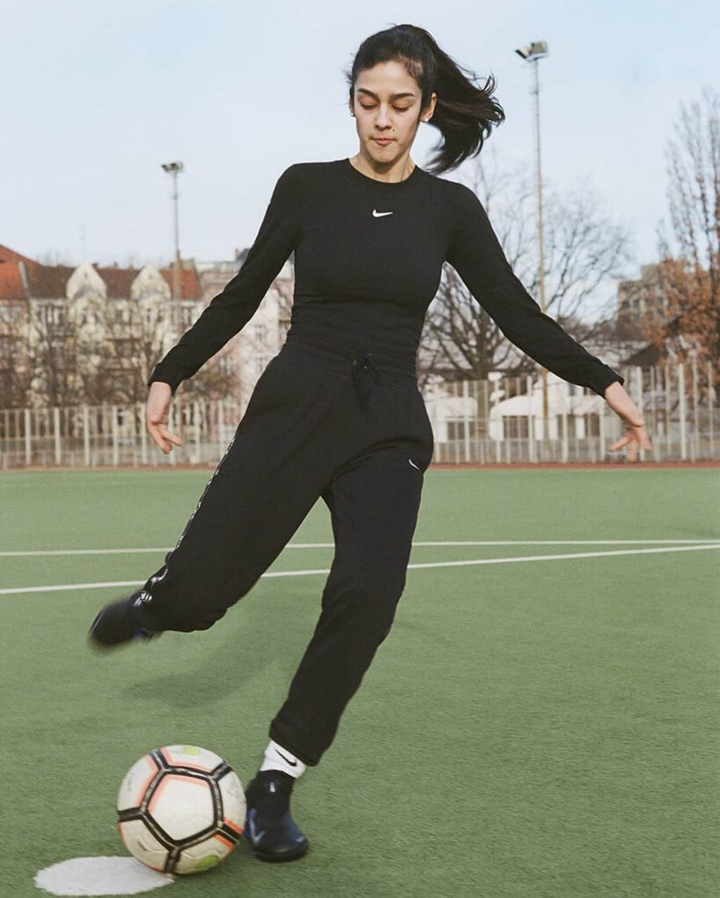 Nike Womenさんのインスタグラム写真 - (Nike WomenInstagram)「Zerina has been playing football since she was young, pushing herself hard to prove her skills.  Now, she plays for Türkiyemspor Berlin, a club in the heart of the city where different cultures and backgrounds come together through their shared passion for football. Follow Zerina’s  story in Spit Fire, Dream Higher, our latest collaboration with @adwoaaboah and @gurlstalk.」7月17日 0時59分 - nikewomen