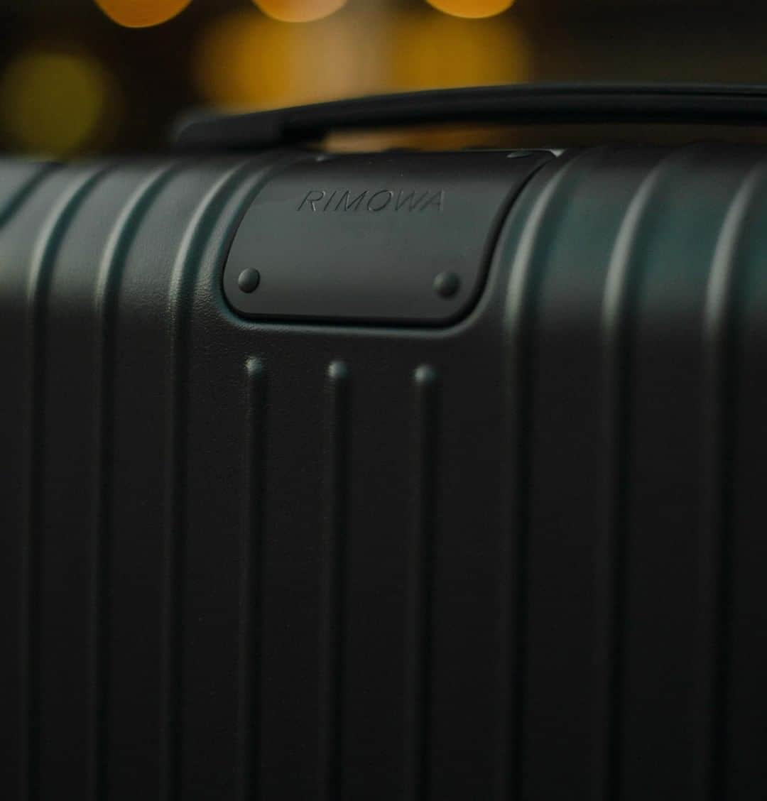 リモワさんのインスタグラム写真 - (リモワInstagram)「Details of a well-rounded traveller – the RIMOWA Essential Cabin in matte black.⁣⁣ ⁣⁣⁣⁣ ⁣⁣#RIMOWA #RIMOWAessential」7月17日 1時00分 - rimowa