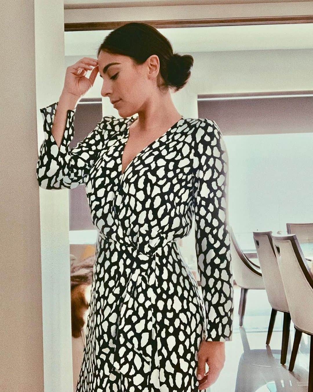 Ana Brenda Contrerasのインスタグラム：「¡Me encantó este vestido de la nueva colección otoño invierno 2019 de @grupojulio! #EligeJULIO ⚪️⚫️」