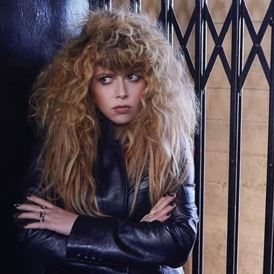 クロエ・セヴィニーさんのインスタグラム写真 - (クロエ・セヴィニーInstagram)「Congratulations @nlyonne nominated for best actress in a comedy series! 13 Emmy nominations including best comedy series @russiandollnetflix @netflix Yas mama!!!!! Get it!!!! #tashie #bigbrain 💋😵💃🏼❤️」7月17日 1時10分 - chloessevigny