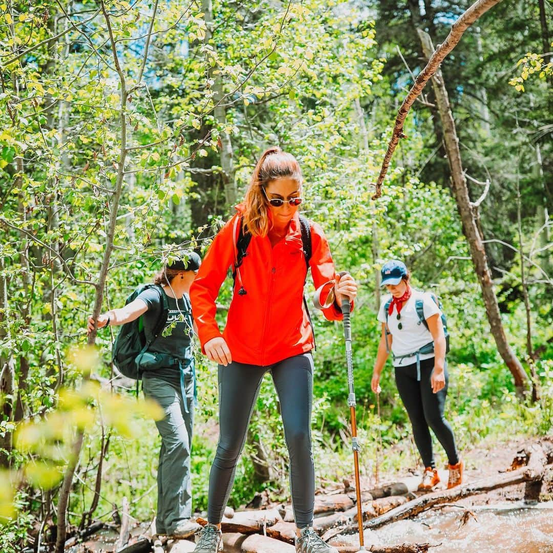 ヴァレンティン・トーマスさんのインスタグラム写真 - (ヴァレンティン・トーマスInstagram)「About to blow your mind... with my amazing hiking skills (I’ve got a walking stick and all). What a great weekend in Colorado meeting with amazing people 🥰 — @rrayyme @eddiebauer #WhyIHike #LiveYourAdventure #EBcontributor」7月17日 1時06分 - valentinethomas