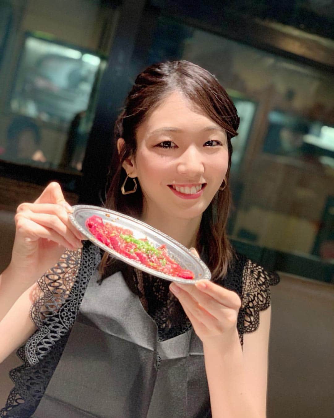 優ひかるのインスタグラム：「日付変わってしまいましたが…﻿ 7月16日無事に誕生日を迎えました🎉﻿ いくつになっても誕生日は、嬉しいものですね😊 ﻿ 沢山DMや知人友人達の﻿ お祝いラインありがとうございました✨✨ ﻿嬉しいです。 ちゃんと読ませて頂いてます✨ 私の想像を超えたプレゼントを同期からもらいました。 ラインのスタンプ…笑 これから乱用しようと思います。 朝から笑ったわー✨✨ ﻿お気に入りスタンプ…笑 ﻿ お誕生日当日は、出会って13年﻿ 組は、違ったけど仲の良い2人と﻿ 焼肉食べに行ってきました‼️﻿ ﻿ 前日にしおりから﻿ 『何食べたい？』と連絡がきて﻿ 『胃に優しい物or肉』と返し…﻿ どっちやねんって突っ込まれました…笑﻿ ﻿ ﻿ お肉大好きな我々❤️﻿ 肉食系女子です✨✨﻿ ﻿ 休演日なのに付き合ってくれたしおり﻿ 予定がありながら顔だしてくれたゆうこ﻿ そんな美女達と過ごせて幸せものです✨✨﻿ ２８才も 引き続き挑戦を恐れず 進んでいきたいと思います。 ﻿ 明日も誕生日のお祝い…﻿ またアップさせて頂きます✨﻿ お付き合い下さい‼️﻿ ﻿ #焼肉#肉食系女子﻿ #しおり#ゆうこ#出会って13年だって﻿ #この2人は、私の事本名の苗字で呼びます笑﻿#男子か #気を使わない仲#同期#95期﻿」