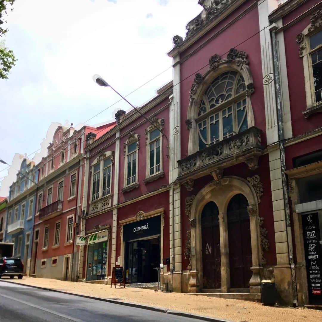 ヤマザキマリさんのインスタグラム写真 - (ヤマザキマリInstagram)「アール・ヌーヴォー建築の連なるAvenida Sá da Bandeira  Coimbra」7月16日 16時18分 - thermariyamazaki