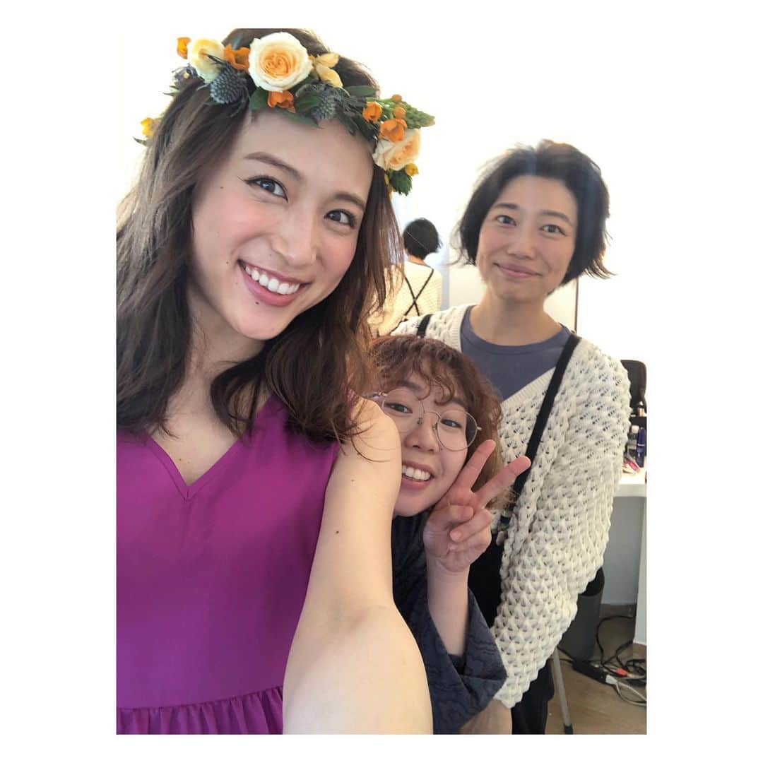 笹川友里さんのインスタグラム写真 - (笹川友里Instagram)「先日の撮影のヘアメイクは 個人的に大ファンで同い年の室橋さん🙏✨ 韓国コスメとかプチプラコスメとか 守備範囲が広いので、いつも質問攻めしています。 私の人生で頭にお花を乗せるのは 多分最初で最後だと思ったので記念撮影💪笑 ありがとうございました🙇‍♀️🌼 #ありがとうございました #premo #主婦の友社 #人生初の頭に花 #なかなか無いですね @murohashiyuki  @roi_salon」7月16日 16時18分 - sasagawayuri