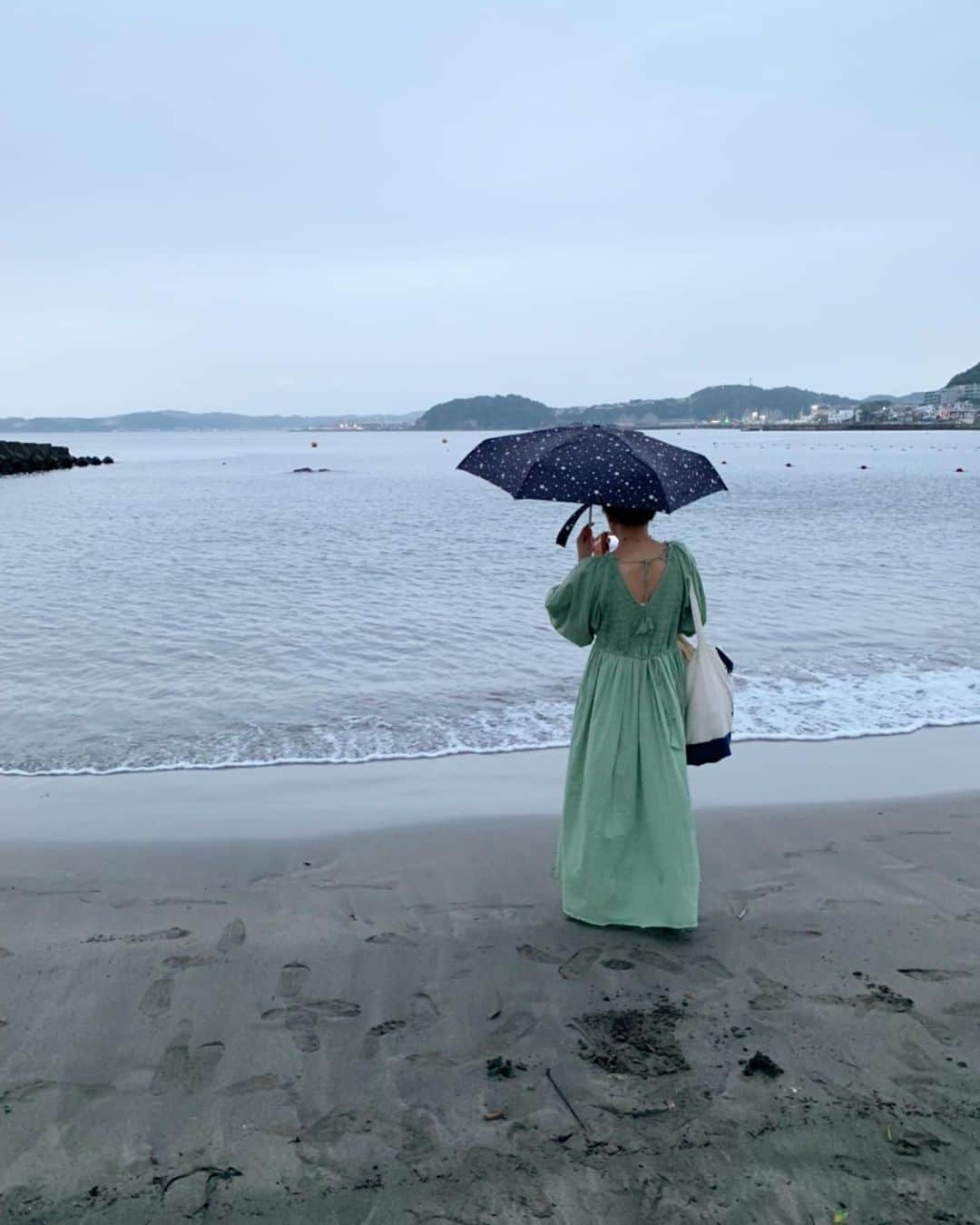 のインスタグラム：「海開きをしてからの今年初の#葉山 #森戸海岸 🏖お世話になっている #海の家 #オアシス さんへ伺いました😃  まずは、すぐ側の森戸神社へ⛩行き神さまにご挨拶🙏  今年も無事にビーチヨガを皆さまと楽しめますようお願いしてきました🙏  浜辺に出て、ビーサン脱いで #アーシング をしてエネルギーチャージ🦶  心地の良い可愛い音を奏でるスチールパンの演奏もあり、たくさんの再会と新たな素敵な出会いもたくさんあり最高の私の夏の幕開け🌻  大事な友達に挟まれて幸せでした💓💓 #藤代有希 #ユキ #ヨガインストラクター #ヨガ #yoga #ヨーガ #ボディバランストレーナー #meditation #瞑想 #メディテーション #マインドフルネス #ビーチヨガ #キッズヨガ #夏 #2019」