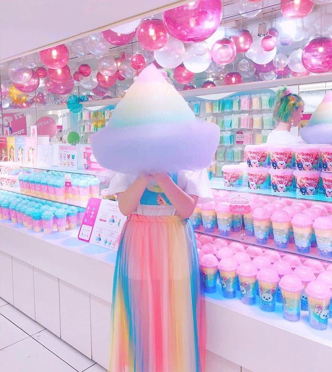 TOTTI CANDY FACTORYのインスタグラム：「🦄🌈 Thank you for coming! ご来店ありがとうございます😍 Photo by:  @cheekysparkles_  #repost  #totticandy  #rainbowcottoncandy #tokyo #harajuku #instagood」