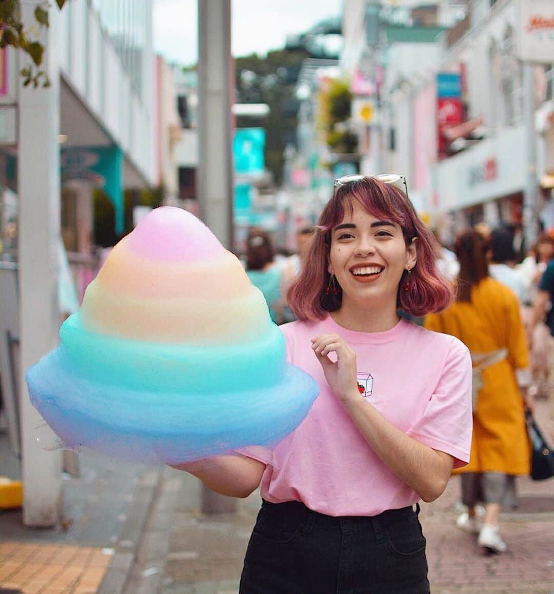 TOTTI CANDY FACTORYのインスタグラム：「🥰👚 Thank you for coming! ご来店ありがとうございます😄 Photo by: @jiyiri  #repost  #totticandy  #rainbowcottoncandy #tokyo #harajuku #instagood」