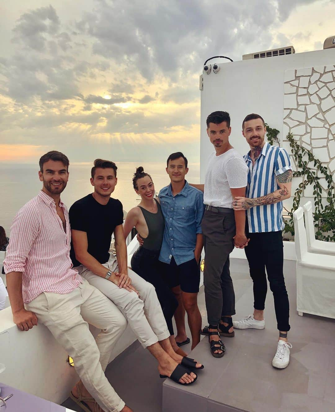 エリック・ラドフォードさんのインスタグラム写真 - (エリック・ラドフォードInstagram)「Power couples. 💪🏻👫👬 #sunset #santorini #buddymoon」7月16日 16時19分 - ericradford85