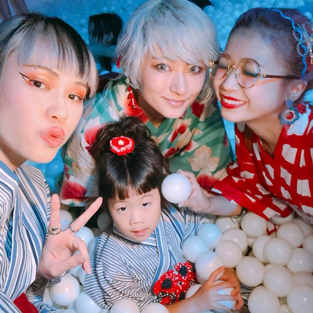のインスタグラム：「みんなが笑顔になってみんなの笑顔が見れて幸せの会でした🥺㊗️🌹❤️ @americanexpress さんVIP席ありがとうございました🥺🙏⭐️ #hanaviva #とりあえず生のmiyaviしゃまが美し過ぎて昇天した ・ #明日からベルギーとオランダやから朝から免許更新や事務所やら書類整理やらてんやわんややわ」