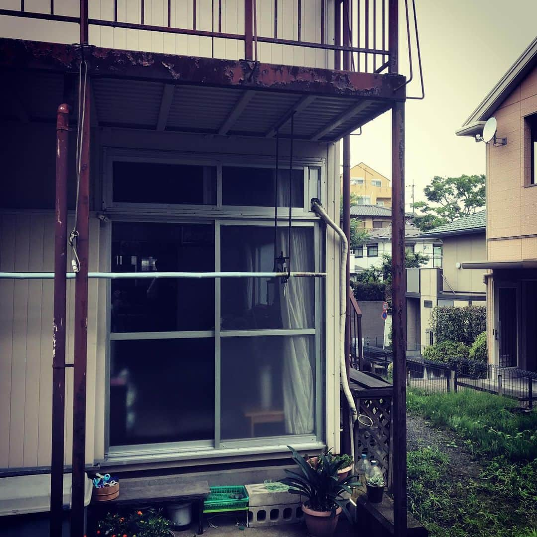 佐野史郎さんのインスタグラム写真 - (佐野史郎Instagram)「去年の今頃はドラマ「限界団地」で団地通いだったなあ📺 この現場も、昭和感満載‼︎ #限界団地#文化アパート#昭和レトロ#刑事ドラマ」7月16日 16時26分 - sanovabitch