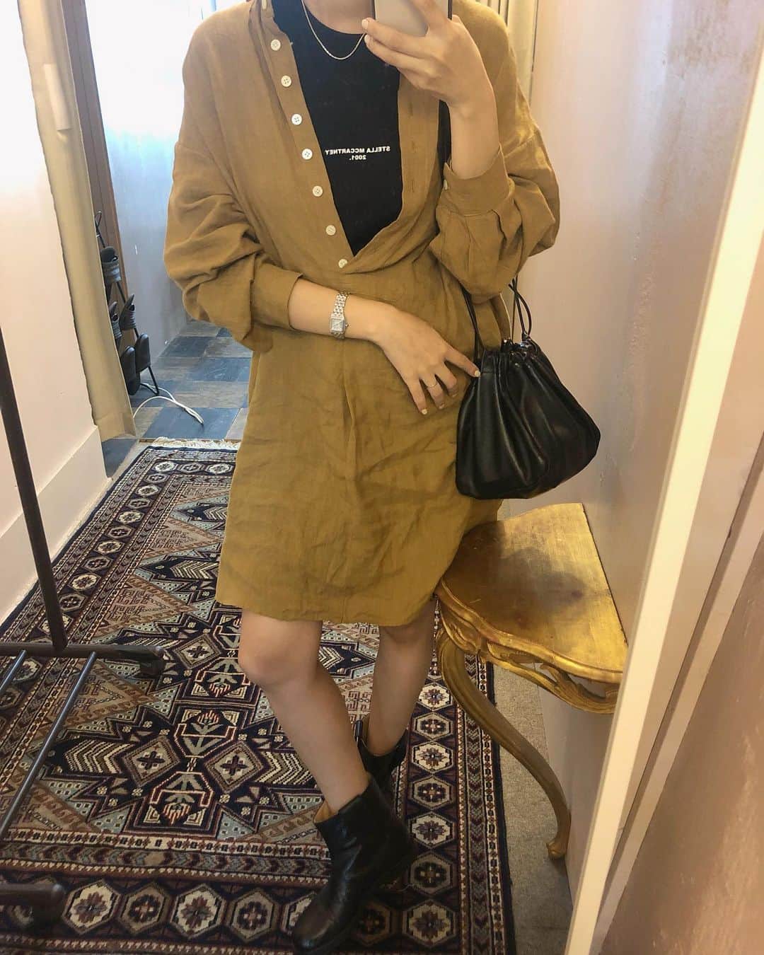近藤千尋のインスタグラム：「今日もお仕事お疲れ様でした❤️ 朝アイロンかけても夕方には しわくちゃになる母の服☺️笑 お腹出てきたね😍と朝から ひーぼぉくんは嬉しそうでした👶 今から大好物を食べに…😊✨ #ご飯を作らなくていい喜び 笑 #大好きな人と大好きな食べ物を」