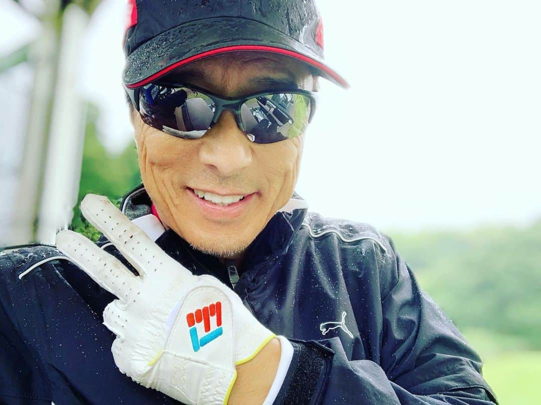 黒田アーサーさんのインスタグラム写真 - (黒田アーサーInstagram)「今日はKORN兄貴のゴルフコンペ⛳️です！あいにくの雨でした☔️😆でもこのフォーサリンクス の雨用ゴルフグローブはバッチリです！濡れてもグリップが滑らず、むしろグリップ感が上がる感じでした！😉👍これから梅雨のゴルフにはバッチリですよ！！#golf#雨 #梅雨ゴルフ #forsalinkgolfglove #フォーサリンクスゴルフグローブ#全天候型 #雨でもグリップ力ハンパない」7月16日 16時33分 - kuroda_arthur