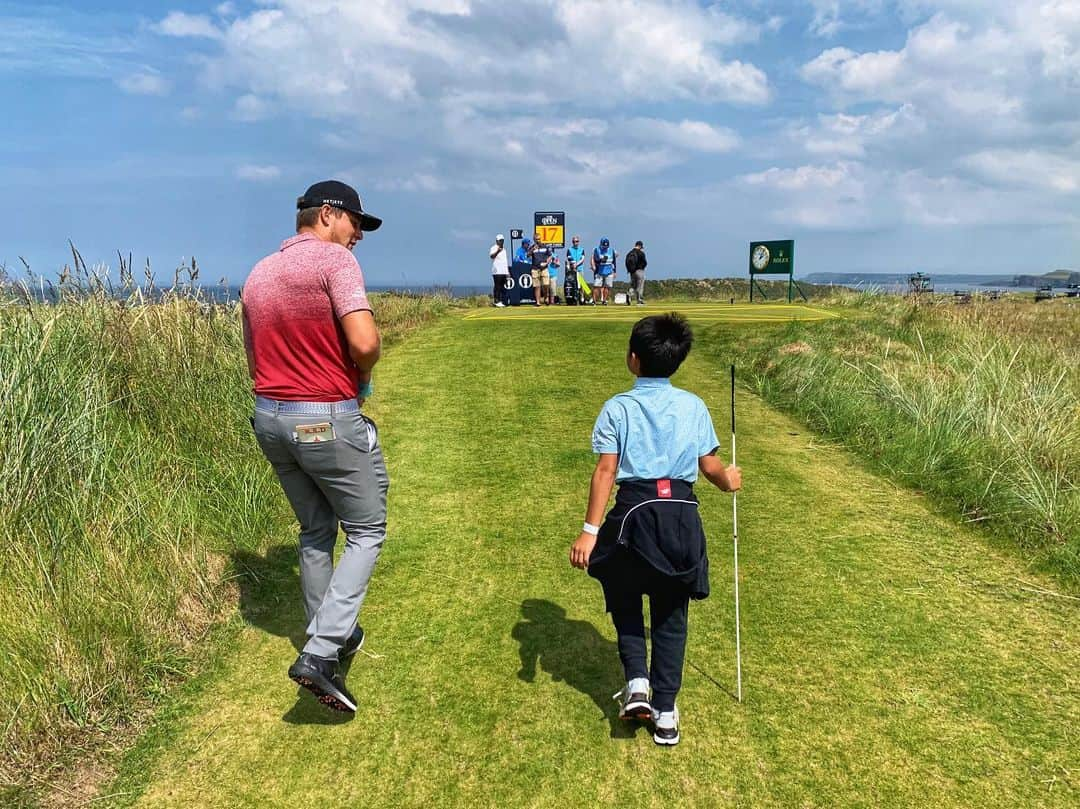 ブライソン・デチャムボーさんのインスタグラム写真 - (ブライソン・デチャムボーInstagram)「Taking in the views @royalportrushgolfclub  #theopenchampionship」7月16日 16時39分 - brysondechambeau