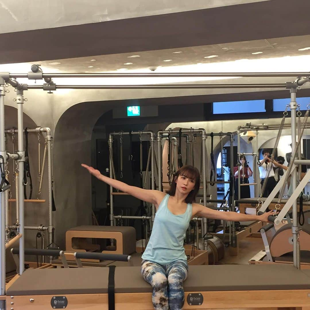 美的 Biteki's official Instagram! さんのインスタグラム写真 - (美的 Biteki's official Instagram! Instagram)「「YOGA PLUS」「basi PILATES」など、100店舗以上のヨガ・ピラティス専門スタジオを全国展開する株式会社ぜんが事業を統合し、新ブランド「zen place」をスタート！﻿ ピラティスインストラクター養成コースの卒業生でもあるタレント・モデルの優木まおみさんによる公式アンバサダー就任会見が行われました。﻿ ﻿ 2児のママとして見事に鍛えられた腹筋がSNSなどで話題の優木さん。産後なかなか戻らない体重とプロポーション改善のためにピラティスを始めたことがきっかけで、資格取得のために猛勉強し、今やその奥深さに魅了されているそう。﻿ 実際にバンドやピラティスマシンを使用し、見事なデモンストレーションを披露していただきました！﻿ ﻿ 正しい骨格を意識しながら体幹の筋肉を整え、健康的な身体を維持するのに効果的なピラティス。ぜひ、お近くのスタジオで体験してみてはいかが？﻿ ﻿ #zenplace #優木まおみ #ヨガ #ピラティス#yoga #pilates #健康 #美容 #美容オタク #ビューティー #beauty #美的 #美的com #biteki #bitekicom﻿ @zenplacebasipilates_official @yukimaomi」7月16日 16時42分 - bitekicom