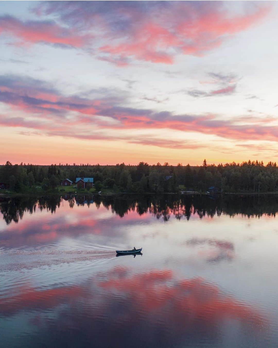 フィンランド政府観光局さんのインスタグラム写真 - (フィンランド政府観光局Instagram)「今週は、 @samimatias さんが、#visitfinland の英語のインスタアカウント @ourfinland をテイクオーバーして、素敵な夏をシェアしてくれています!  この写真は、ラヌアのシモヤルヴィ湖です。」7月16日 16時45分 - visitfinlandjapan