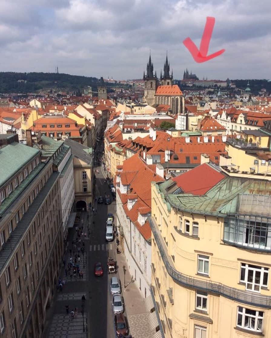 喜国雅彦＆国樹由香さんのインスタグラム写真 - (喜国雅彦＆国樹由香Instagram)「プラハ城（矢印のところ）を目指してお散歩してるのに、素晴らしい建物だらけでなかなか辿り着けない。これはスタート地点の火薬塔から撮った光景（由）  #rammstein #rammsteinfan #bigfan #europestadiumtour2019 #prague #czechrepublic #ラム活 #プラハ魅力すごすぎ #何度でも訪れたいな #ラムにありがとう #２回目」7月16日 16時46分 - kunikikuni