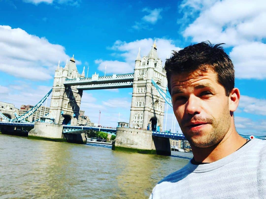 マックス・カーバーのインスタグラム：「Thought this place was supposed to be foggy? #AbsoluteTourist #blindedbythelight #morelikeLondonCalling #hashtag #need😎」