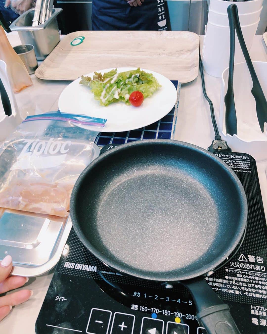 原田沙奈子さんのインスタグラム写真 - (原田沙奈子Instagram)「楽しく作って美味しいごはんはワタシの元気の素。 なるべくたくさんの種類を作りたいし食べたいし食べて欲しい。 ゆっくり時間をかけて作る料理も大好きだけど日々の生活の中ではなかなかの時間を削られてしまうわけで… そこで、身近に体験できる“早い！美味しい！”のコツが詰まったお店「下味冷凍食堂by Ziploc®」が期間限定でオープン。 （その場で美味しくて簡単な下味冷凍のレシピを調理し、食べることができる体験型イベント） わいわいお料理して楽しかったし美味しかったなー。 どうにか手っ取り早く美味しいごはんができないか…とお悩みの方、ぜひ！ ワタシも下味冷凍のおかげで料理の幅が広がった🙋‍♀️ みんなにもぜひ体験してもらいたいなぁ。 【Kitchen Studio SUIBA】 ‪〒104-0031　東京都中央区京橋1‬丁目12-7 ※東京メトロ京橋駅6番出口より徒歩５分 ・ さーて、今夜はアマネ4歳のお誕生日のお祝い。 お仕事後だし時間に限りがあるので仕込んである下味冷凍を活用しよーと。 @urawaza_recipe  #下味冷凍食堂#下味冷凍#ziploc#ジップロック#ziploc活用#ゆとりうむ#pr」7月16日 16時49分 - sanakoharada