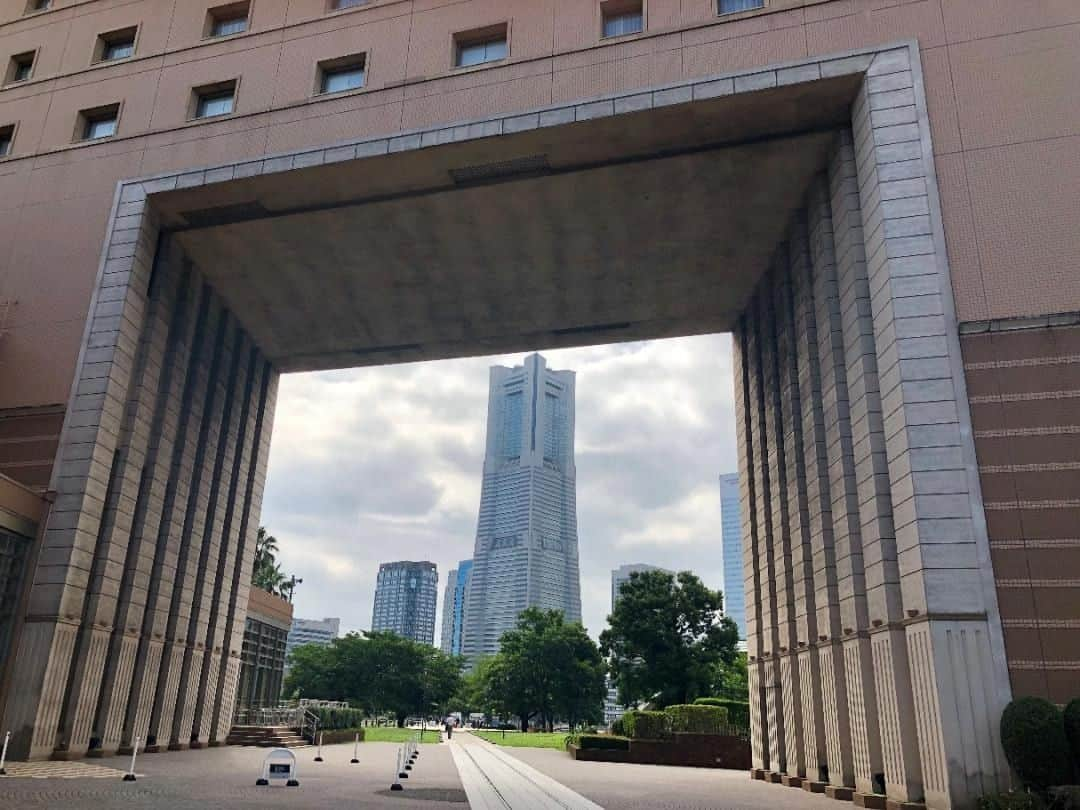 東京カメラ部 横浜分室さんのインスタグラム写真 - (東京カメラ部 横浜分室Instagram)「「横浜ランドマークタワー」⠀ .⠀ 雨上がりにランドマークタワーを撮影してみました。⠀ 雲に覆われたランドマークタワーもまた素敵ですね♪⠀ みなさまはどこから撮るランドマークタワーがお気に入りですか？⠀ .⠀ みなとみらい線公式Facebook「わたしの横浜4.1キロさんぽ」で横浜の魅力を発信中！⠀ そちらも是非ご覧下さい！<PR>⠀ .⠀ #みなとみらい線フォト散歩 #みなとみらい線フォトさんぽ #みなとみらい線 #横浜 #新高島 #みなとみらい #馬車道 #日本大通り #元町中華街 #yokohama #東京カメラ部 #Japan #photo #写真 #日本 #雨上がり #雲 #いつもと違う #ランドマークタワー #カメラ越しの私の世界 #お気に入りの場所 #ここはどこでしょう #favoriteplace #ptk_japan #explorejapan #beautifuldestinations #japanrevealed #motomachi #カメラのある生活 #カメラ好きな人と繋がりたい」7月16日 17時01分 - tcc.yokohama