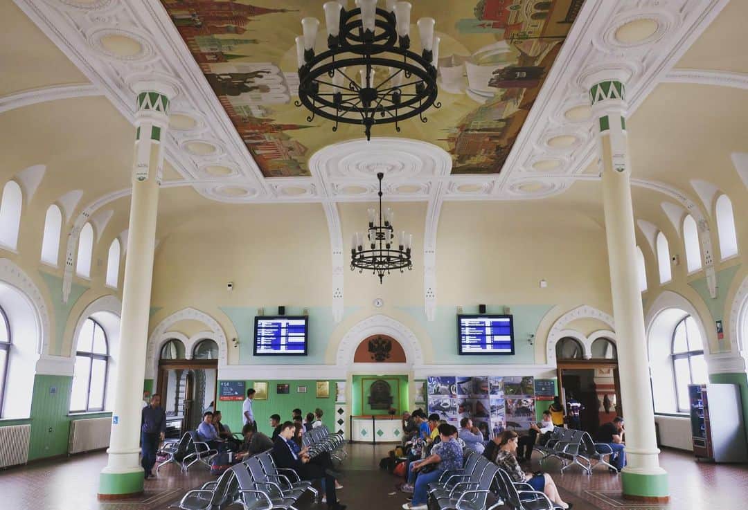のインスタグラム：「周りでじわじわと話題になっている旅先、ウラジオストクに行ってきました。﻿ ﻿ こちらはシベリア鉄道の東端、ウラジオストク駅の待合室。モスクワとウラジオストクの観光名所が描かれているという天井、アーチ窓、パステルトーンの壁色、照明…ときめく要素が満載でしたよ♡（編集TI） #figarojapon #ウラジオストク」