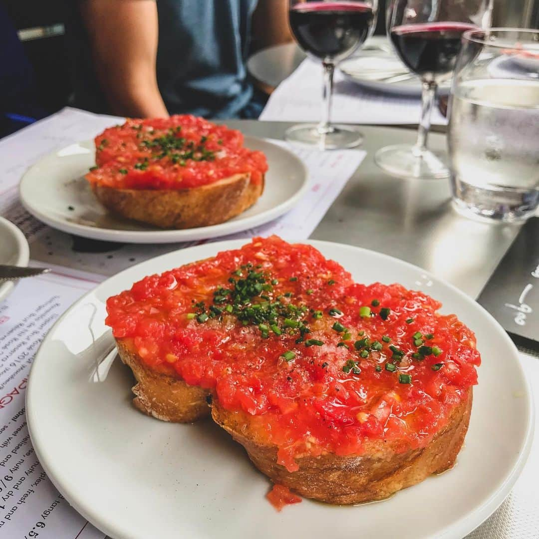 Eat With Steph & Coさんのインスタグラム写真 - (Eat With Steph & CoInstagram)「Who else loves this as much as I do?! 🙋🏻‍♀️ Favourite tomato bread EVER!!!!! Not an invite, just wanted to express how much I love this and how something could be so simple but insanely delicious 😍 #omg #sogood #spanishfood #tapas #pancontomate #barrafina #delicious #closeup #recommended #musttry」7月16日 16時55分 - eatwithsteph_ldn