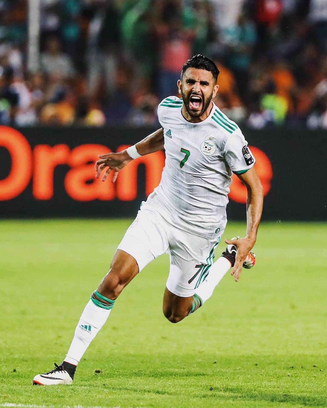 リヤド・マフレズのインスタグラム：「🇩🇿 #DZPower #elhamdulillah」