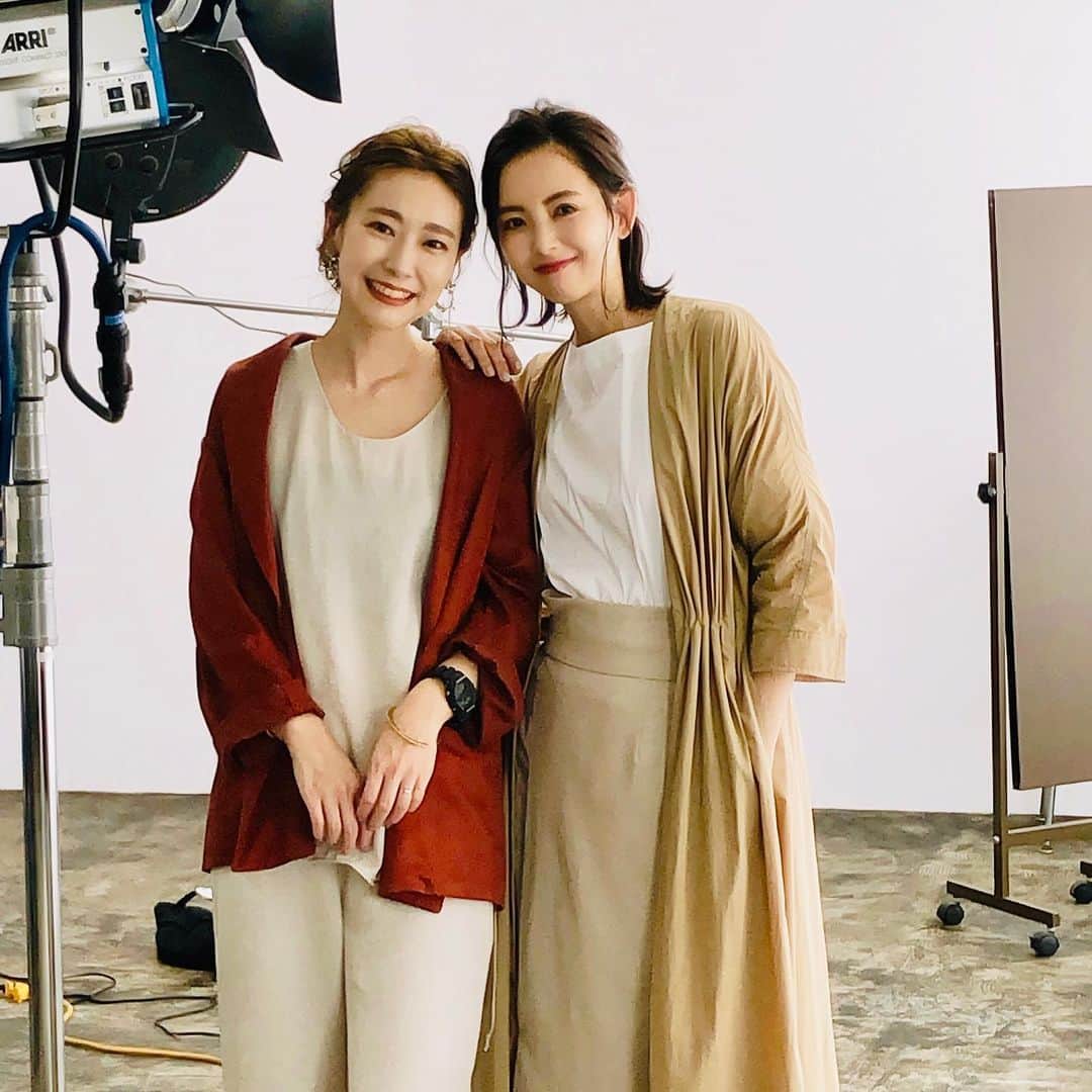 吉村美紀のインスタグラム：「@nyan22u22nyan yu-uさんとの久しぶりの撮影でした。 今日も素敵なヘアーアレンジを教えてくれました^_^ 自分でやるとなかなかおくれ毛のバランスが難しい、、、。 美スト10月号をお楽しみに！  #撮影#美スト#ヘアーアレンジ #ボブ」