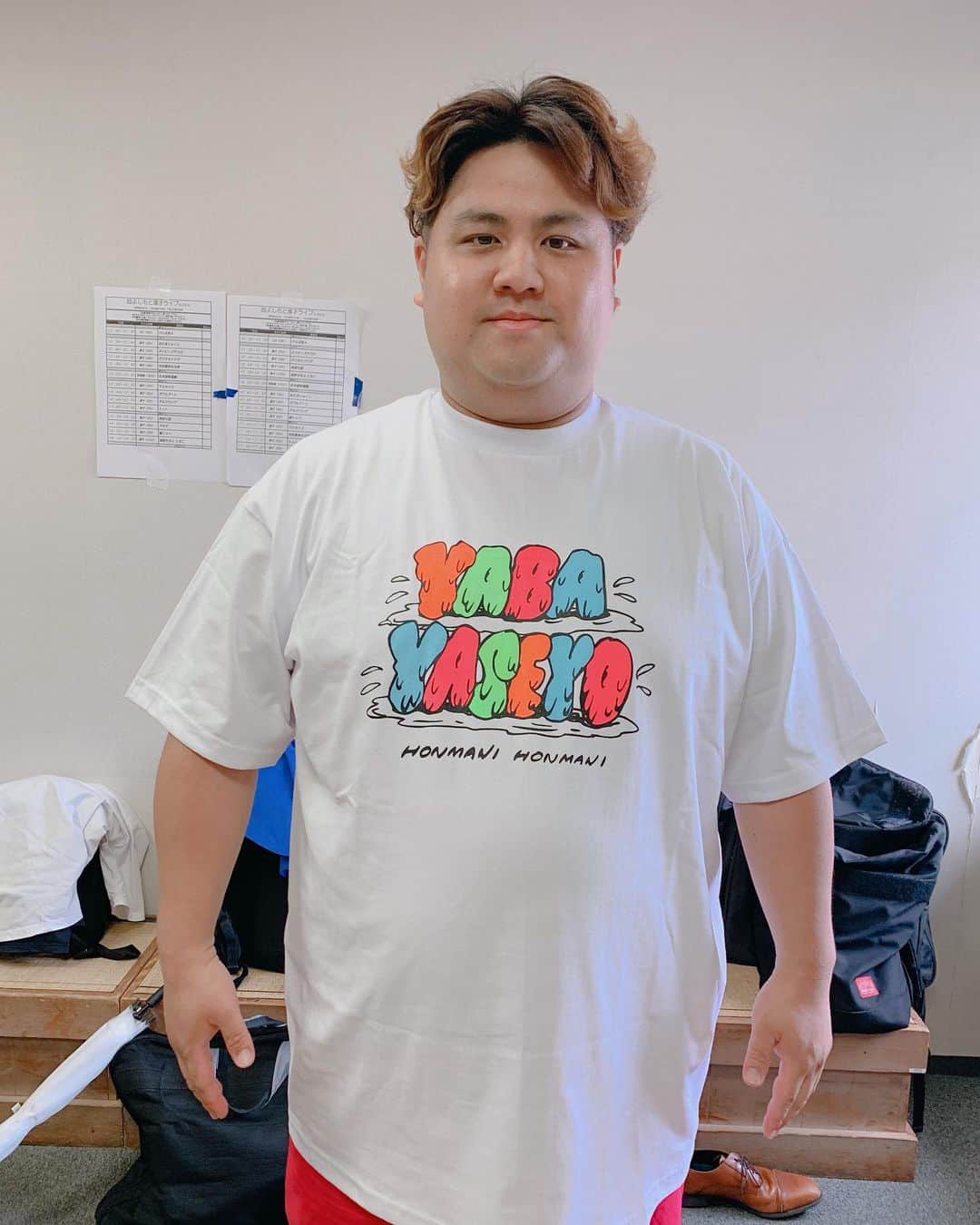 池田真一のインスタグラム：「この前の漫才劇場のLINELIVE特別配信のお陰でチケット伸びました！ ありがとうございます！ でも、まだ全然足りない😭 皆さん引き続きご検討よろしくお願いします🙇🏻 単独ライブのエンディングの抽選でヤバ痩せTシャツと夏フェスのサインだらけTシャツプレゼントします！ よろしくお願いします🙇🏻」