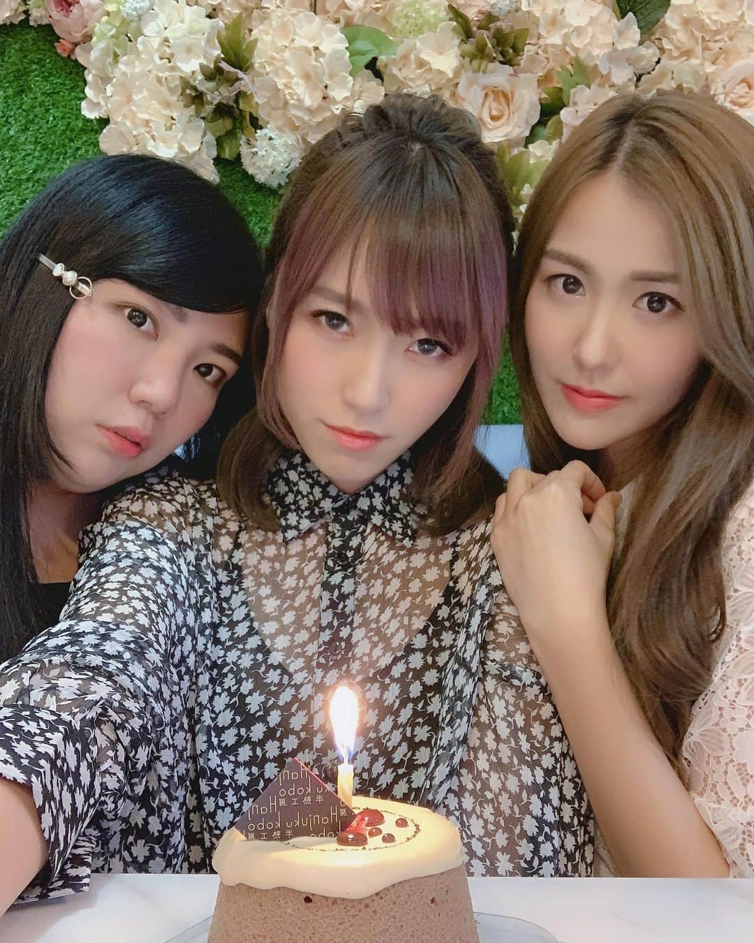 Miss Hunnyのインスタグラム：「朋友嘛， 就算不經常聚頭， 一聚頭便會bilibala的聊起來， 而且都有「存檔」， 因為對方無聊的、荒謬的、有營養的、毫無邏輯的……所有事情都有在聆聽， 都會把對方的事情放心上。 雖然我很喜歡賴着你們， 但慶祝我生日可以寬容一點嗎(´･_･`)？ . #我食量很小！ #那我們的友誼就像粉筆字一樣 #我最能吃了！ #我們是一輩子的好朋友🤗」