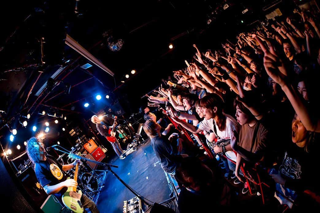 須賀真太郎さんのインスタグラム写真 - (須賀真太郎Instagram)「2019.07.15 @甲府KAZOO HALL "The  Awakening TOUR" with/ THE NO EAR, COUNTRY YARD  久々の甲府楽しかったぜよ！！ 甲府で見るTHE NO EARはやっぱいいね！カオスw COUNTRY YARDもグッドメロディーで素晴らしかった！ カントリーをライブに誘ったの4年ぶりって言ってたけど、そんなに経つんだね（笑） 時間の流れは怖い（笑） この前誘った気がすると思ったらしけもくロッカーズのツアーだった（笑）  結構雨降ってて悪天候だったけど、みなさん集まってくれてありがとう☆  photo by @naoto_iwabuchi_」7月16日 17時06分 - sugacurry