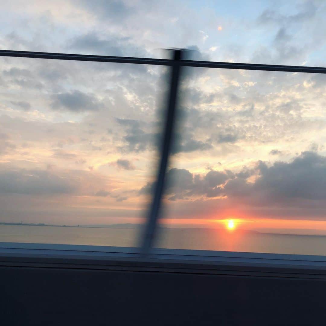 武田訓佳さんのインスタグラム写真 - (武田訓佳Instagram)「風を受けてはしる。 ・ なんて贅沢。 なんて素敵。 ・ ・ 久々にみた太陽っち。 夕日が綺麗だったから🤳 ・ 海の日満喫しました⛵️💕 ・ ・ #たけだのなつやすみ #2019 #海の日 #ウィズビジョ #何がしたかったんや左手 #次回は #camp #したい  #たけだ遊びすぎ説 #暇説  #仕事も頑張る説」7月16日 17時12分 - kunika0117