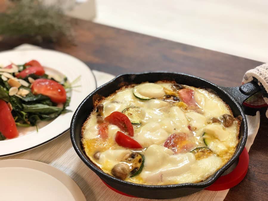 千波さんのインスタグラム写真 - (千波Instagram)「モッツァレラのオープンオムレツ🍴 チーズを食べたい時は 塩分と脂質少なめの モッツァレラを✨ スキレットが 熱々なのでいつまでも チーズがトロリ🧀 (写真3人分くらい) * ズッキーニ、トマト、マッシュルームを軽く炒めたら卵を流し入れ、薄く切ったモッツァレラをのせ 弱火でじっくり加熱。 卵が固まったら完全✨ #ヘルシーご飯 #モッツァレラ #モロヘイヤサラダ #スキレットレシピ * イベントキャンペーン情報は @_chinamistaff_」7月16日 17時13分 - chinami19880612