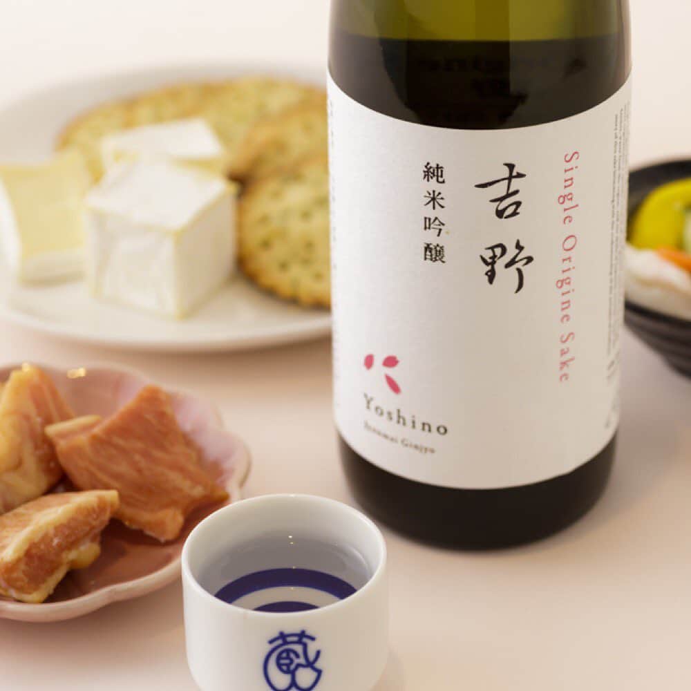 KURAND@日本酒飲み放題さんのインスタグラム写真 - (KURAND@日本酒飲み放題Instagram)「【奈良県・吉野の造り手たちのクラフトマンシップ】﻿ ﻿ 「Single Origine Sake 吉野」は、桜が有名な奈良県・吉野が育んだ水と単一農家が造る同一品種の米だけを原料に使用し、日本の職人の技術によって手作業で心を込めて生み出された日本酒です🌸﻿ ﻿ 酒米の山田錦をつくるのは奈良県農業振興センターの元所長であった渡辺さん。長年の経験から減農薬にて田圃を育てています。渡辺さんは、今後も土壌改良に力を入れ、酒蔵と一緒により良い吉野産の米を使った吉野の酒づくりを目指しています。﻿ ﻿ “吉野の地酒として、胸を張って紹介できる日本酒を造りたい” ﻿ ﻿ 「Single Origine Sake 吉野」は、そんな造り手たちの想いとストーリーが込められた酒米を原料に使用しています😊﻿ ﻿ 仕込み水には、口当たりが良く滑らかな吉野山系の伏流水を使用。酵母には、“吉野ならではの酵母を”との思いで東京大学医学博士の宮谷氏によって開発された桜酵母を使用しました🌸﻿ ﻿ 酒蔵で丁寧に瓶詰めされ、手作業で一本一本にラベルを貼って出荷しています。﻿ ﻿ 吉野で生きる造り手たちのクラフトマンシップを一本の瓶に詰め、想いを込めて出荷した「Single Origine Sake 吉野」が、吉野で育てられた「山田錦」の魅力を伝える一杯として楽しんでいただけたら嬉しいです。﻿ ﻿ 米の甘みと、桜酵母による白ワインのような酸味が同居したスッキリとした味わいが特徴です。アルコール度数も11度と低く、アルコール感に敏感な日本酒初心者のかたにも飲みやすくおすすめです。﻿ ﻿ ▼お買い物はプロフィールのリンクから﻿ @kurand_info﻿ ﻿ #KURAND #クランド #日本酒」7月16日 17時14分 - kurand_info