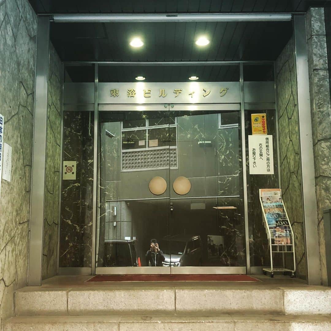 武藤昭平さんのインスタグラム写真 - (武藤昭平Instagram)「東京銭湯お遍路八十八カ所スタンプラリー、6冊目528軒達成しました。都内の営業している銭湯全店舗達成も、あと数十軒なので、神田の東浴組合にてレクチャーを受けて参りました。ありがとうございました。終わってから近所のお玉湯へ。#リハビリ銭湯 #銭湯 #ゆっポくん #銭湯お遍路」7月16日 17時15分 - syoheimuto
