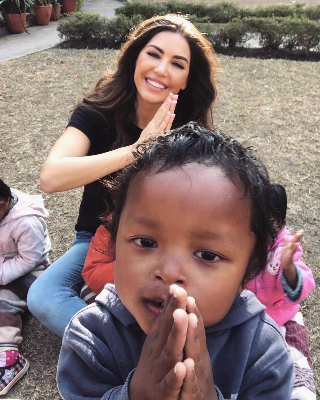 ヨランテ・ヴァン・カスベルヘンのインスタグラム：「Namasté 🙏🏼🌸 My soul honors your soul. I honor the place in you where the entire universe resides. I honor the light, love, truth, beauty and peace within you, because it is also within me. In sharing these things we are united, we are the SAME, we are ONE. 🦋 #LetTheChildrenGuideUs #PureLove #LetsFightForFreedom #BlessAllChildren ❤️ @freeagirl」