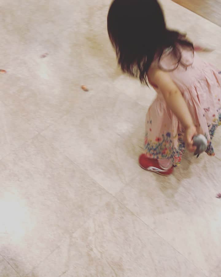 のインスタグラム：「リアルめいちゃんごっこ（笑） してるひと👧🏻 トトロ大好きな彼女の喜ぶ顔が見たくて😂 #どんぐり共和国 に始めて行きました😂💓 わたしはトトロの柄の水筒を買ってあげたかったんですけど 何回聞いてもいらんって言うから😂買ってもほんまに使ってくれへんかも知らんと思ってなくなく諦めました🤢  彼女の中でお買い物は一つのようで、 気に入ったのが見つかったら さっきまで気に入ってもってたやつを棚に戻すかわたしに渡します😅物欲なさすぎて、こっちからこれもこれも買ってあげるから！ってゆーてもーた😂 水筒は、いい！👋🏻って言われました🤢🤣 おっきめのトトロのぬいぐるみも、いい！👋🏻って断られた🤢 結局本人が選んだのは、ぬいぐるみじゃなくてトトロのキーホルダー😅 ちっさいー！！🤣 大阪市北区 梅田.中崎町.駅から徒歩7分🚶‍♀️ CADENAS nail eyelash  マツエクアカウント @cadenaseyelash LINE:@ cadenas 🆔検索🙋‍♀️ tel:06-4792-8617. cadenas.nail@gmail.com. .  #instalike #instadaily #instalove #instafashion #igresjp #nails #ママリ#１歳  #nailswag #japanesenailart #gelnailart #nailartist #repost #instanails  #親バカ部 #mama #fashion #ホットママタウン #おしゃれな人と繋がりたい #tbt #swag #赤ちゃん #coordinate #photooftheday  #もうすぐ2歳 #ネイル好きな人と繋がりたい #girl」