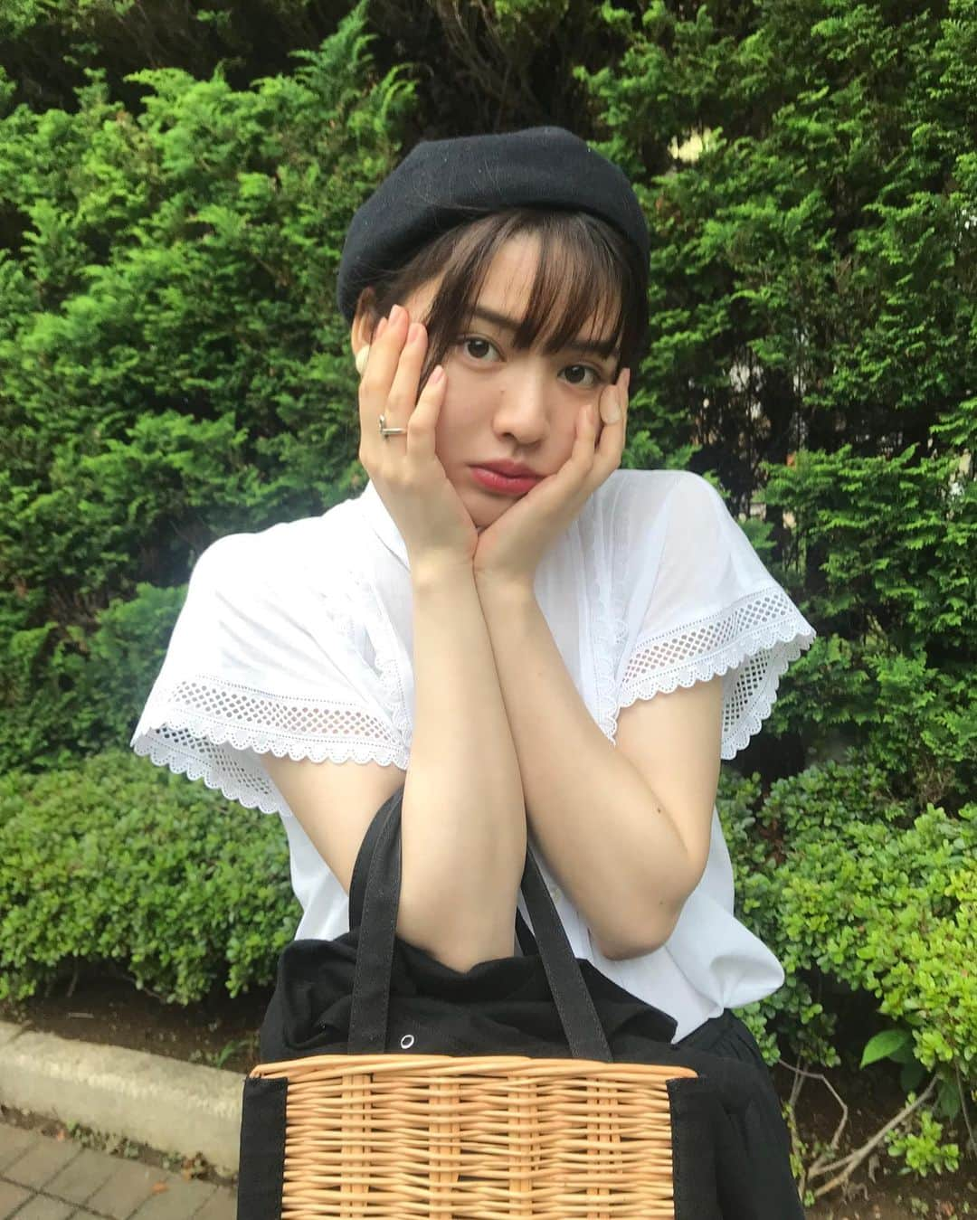 鎮西寿々歌さんのインスタグラム写真 - (鎮西寿々歌Instagram)「それぞれの三連休聞かせてくれてありがとう🧡 私はというと、キメキメにポーズ取ったにも関わらず、まだ治りかけの薬指の絆創膏がとてもダサくてしょげてます。そしてこの後蚊に刺されました。あーー世知辛い！！ #関西では蚊に刺されたことを噛まれたって言う」7月16日 17時36分 - tarasuzuka24