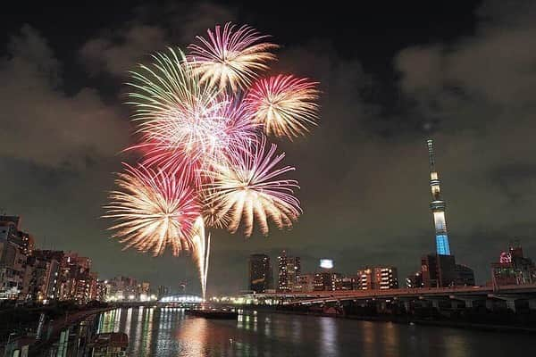 レッツエンジョイ東京さんのインスタグラム写真 - (レッツエンジョイ東京Instagram)「.﻿ ✩★------------------﻿ 夏デートといえば花火でしょ！﻿ 東京都内の花火大会🎇﻿ ------------------✩★﻿ ﻿ 📷足立の花火（北千住／五反野／小菅）﻿ 都内で行われる大規模な花火大会の中で、毎年もっとも早く開催される夏の花火大会🏮﻿ 1時間の内に約1万3,000発を打ち上げる高密度に凝縮された迫力ある花火や、昨年大好評だった“Wナイアガラ”も✨﻿ ﻿ 📷令和元年 隅田川花火大会（浅草／田原町／本所吾妻橋／とうきょうスカイツリー／蔵前）﻿ 二つの会場で打ち上げられる花火の総数はなんと約2万発！夜空に輝くスカイツリー®と大輪の花火をたっぷり楽しみたいですね😊﻿ ﻿ 📷八王子まつり花火大会（山田／西八王子／八王子）﻿ 見ごたえのあるスターマインなどが真夏の夜を彩ります。ラストを飾る仕掛け花火は見応え十分💫﻿ 球場内で打ち上げる、約3,500発の花火を間近で見ることが出来て、迫力満点です🤩！﻿ ﻿ 詳細はアカウントトップから﻿ 👉@lets_enjoytokyo﻿ ﻿ #レッツエンジョイ東京 #ぐるなび﻿ #おでかけ #トキメキ女子﻿ #花火 #花火大会﻿ #花火好き #花火大会2019 #夏﻿ #おでかけスポット #デートスポット﻿ #デート #休日の過ごし方 ﻿ #足立の花火 #足立花火大会﻿ #北千住 #五反野 #小菅﻿ #令和元年 #隅田川花火大会 ﻿ #浅草 #田原町 #本所吾妻橋 #とうきょうスカイツリー #蔵前﻿ #八王子まつり #山田 #西八王子 #八王子」7月16日 17時37分 - lets_enjoytokyo