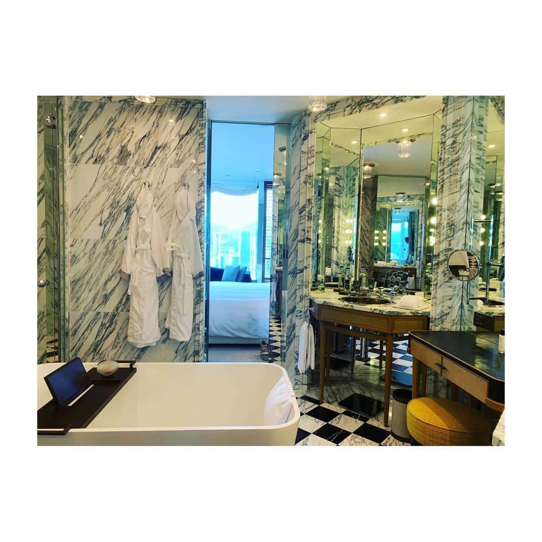 HiRAO INCのインスタグラム：「. ROSEWOOD HOTEL  Hong Kong  三連休は香港へ 出来たばかりのROSEWOODにステイ。 5つ星だけど、コンテンポラリーで、フレンドリー。 部屋はスタンダードでも香港で一番広く 趣味の良いアジアンコロニアルスタイル。 トニー・チーらしいデザイン。 ちょうど良い気持ち良さ。 ツキを呼び込むペンタゴン/八角型が至る所に散りばめられたデザイン。 バスルーム、ウォークインクローゼットは特にかわいい。 泊まるだけで、運気が上がりそう💕 スパや、レジデンスが出来上がるのが楽しみだな #rosewood @rosewoodhongkong」