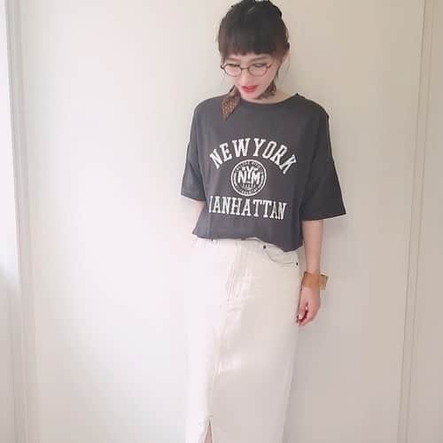 Right-onさんのインスタグラム写真 - (Right-onInstagram)「． ▼スタッフ﻿ リサ 　158ｃｍ﻿ 袖が長めのアメカジTシャツ✨﻿ 袖をロールアップしても可愛いと思います🎵﻿ ﻿ タイトスカートは、﻿ スリットが入っているので足裁きも楽チンです☺️💕﻿ ▼着用品番﻿ ＃Tシャツ　HSR40240024T﻿ ＃ボトム　　HSR402210018﻿ ﻿ 商品詳細と正しお色は、﻿ 画像をタップして「ウェブを見る」﻿ よりご確認ください。 ﻿  #righton #right_on #ライトオン #ジーンズセレクトショップ #デニムコーデ #ファッション #HARAJUKUTOKYO #ライトオンスナップ」7月16日 17時47分 - righton_pr