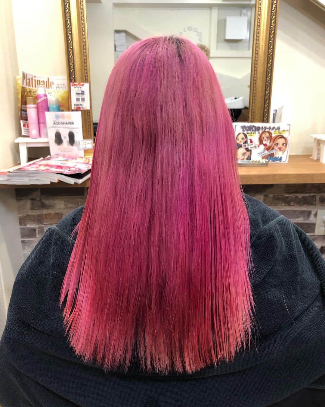 salon PRATiNO(サロンプラチノ)のインスタグラム：「. 💜Before➡︎After💜. . ピンクからブリーチせずにグレーアッシュに❣️ こんなに真っピンクを ブリーチでダメージを与えなくても 色味チェンジする方法があります❣️. 髪色に飽きてしまった、違う色にしたい。 ちょっとイメチェンしたいなど‼️ そんな方はご是非相談ください❣️ . . 【CLAVIS PRATINO】 ◇月曜日～土曜日 11:00～20:00 ◇日曜日 11:00～18:00 ※時間外はお問い合わせください。 愛知県名古屋市中区錦3-4-19石垣ビル７Ｆ ☎︎052-962-7017 . . #hairstyle #hair #cornrow #clavispratino #pratino #hairsalon #FIBREPLEX #nagoya #haircolor #love #特殊ヘア #ブラックヘア  #コーンロウ #ブレイズ  #派手髪 #ヘアカラー  #外国人風カラー#バレイヤージュ #グラデーション  #美容室 #ヘアサロン #クラビスプラチノ #名古屋 #栄 #錦」