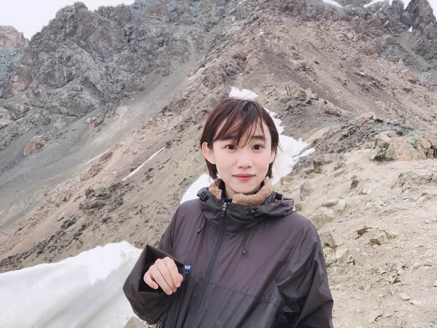 Baekのインスタグラム：「Lake Ala-Kulに！！ この日は朝早く起きて、現地の方に食料を買いました。湖に行く途中でらんちでたべたいんです！というとお父さんがチーズやハムやパン、きゅうりとまと、デザートまでたくさんいれてくれました。登る道は考えたより大変で、下から見たとき、道が見えないんだけどどうやって登るんだろーておもっていたんですが、いしやまや、すなみたいになってる滑りやすいところも、ただただ登るだけでした！標高がどんどんたかくなって息も詰まってきて、5歩あるのに5~10分かかってきたり、滑りやすくなったりリュックが重くて中心が取れなかったときは、落ちるかも！！と思って、家族や友達、お世話になった方々のことを思い出してもっと優しくこうすればよかったなどいろんなことを考えました。でもあきらめないー！と思って黙々と登ったら、みたことないきれいな色の湖が出てきて、本当に感動してなみだがでてきました。あの時の気持ちは言葉で表現できません…！」