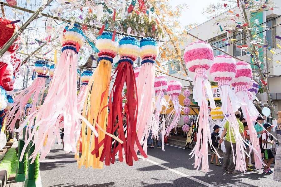 さいたまつりさんのインスタグラム写真 - (さいたまつりInstagram)「【小川和紙を使った彩り豊かな竹飾り「小川町七夕まつり」】 7月27日（土）～28日（日）は小川町にて「小川町七夕まつり」が開催されます。  北関東一を誇る豪華絢爛な竹飾りで有名な小川町を代表する夏まつりで、竹飾りには小川町の伝統産業である和紙が使われます。  駅周辺には100本を超える色とりどりの竹飾りが並び初日の夜には約1,500発の花火が夜空を彩ります♪  紙と光が醸し出す幻想的な光景をぜひ間近でご覧になってみてください！  #さいたまつり #七夕 #たなばた #花火  #埼玉 #festival  #祭り #saitamatsuri #お祭り #写真好きな人と繋がりたい #ファインダー越しの私の世界 #お祭り写真 #お祭り写真部 #ogawa #小川  #おがわ #tanabata」7月16日 17時56分 - saitamatsuri