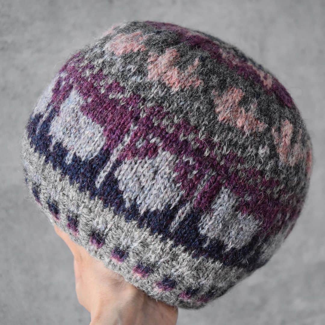 のインスタグラム：「Second my Roadside Beanie drying. Used Jamieson’s Spindrift. Second is purple & grey. The size is as pattern. * * 2枚目のShetland wool week cap👑は、 紫&グレイ。 今度はパターン通りのサイズ感にしてみた。色の組み合わせってガラッとイメージ変わるから難しくもあるけど面白い。 次はどうしようかな…  #shetlandwoolweek #shetlandwoolweek2019 #shetlandwool #jamiesons #jamiesonandsmith #shetlandsheep #fairisleknitting #shetlandyarn #roadsidebeanie #shetlandknitting #フェアアイル #シェトランド #シェトランドウール」
