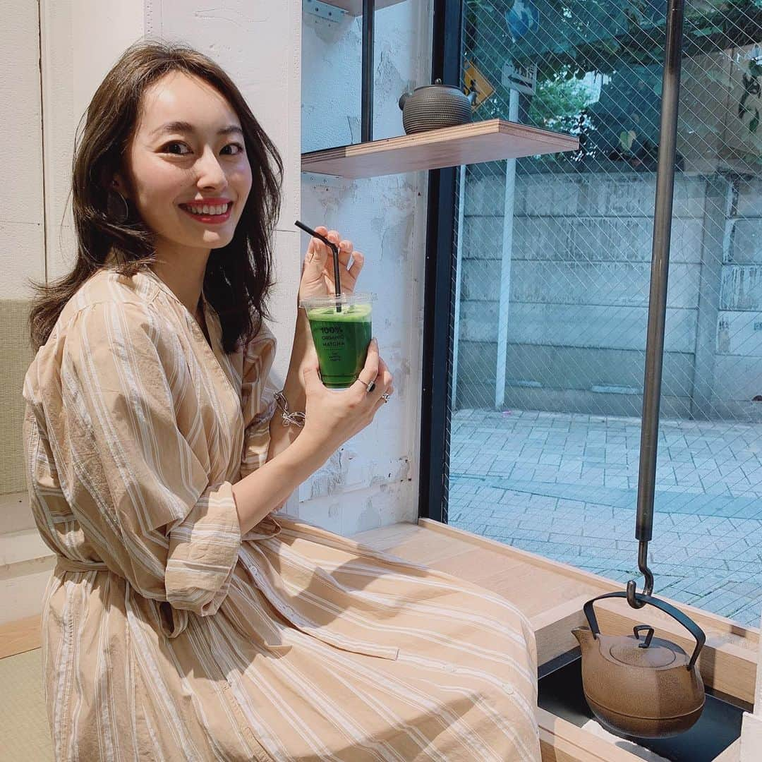 小祝麻里亜さんのインスタグラム写真 - (小祝麻里亜Instagram)「【THE MATCHA TOKYO／カフェ ・明治神宮前〜表参道】 ． この間 COELのレセプション前にこやゆりちゃんとカフェしてきました🍵❤️ ． ． この近辺はタピオカ激戦区で長蛇の列のなか、こちらはゆったりできました💕  表参道でたまにカフェ難民になるので、助かる👌✨ ． 自家製オーガニック抹茶を茶筅で点ててくれるサービスは、観光客の方も嬉しいかも！  私は抹茶を飲んだけど、こやゆり氏のたぴおかも美味しそうだったな💘💘 ． 茶筅や使い切りオリジナル抹茶を販売してて、気になったのがカステラで有名な黒船とコラボの抹茶カステラ。今度手土産に買ってみようかなと❣️ ． 新婚ほやほやのこやゆりちゃん💕式準備の話しをしたり、幸せ満開でした😍😍 ． ．  行き方👉 東京メトロ千代田線・副都心線  明治神宮前駅 徒歩2分／JR山手線 原宿駅 徒歩6分 位置情報もつけたからMAPみてね！ ． ． ＿＿＿＿＿＿＿＿＿＿＿ #tokyocafe #omotesando #日本カフェ #東京カフェ #カフェ巡り #カフェ活 #カフェスタグラム #表参道カフェ #抹茶 #카페 #카페추천 #카페 #카페스타그램」7月16日 17時59分 - maria_koiwai