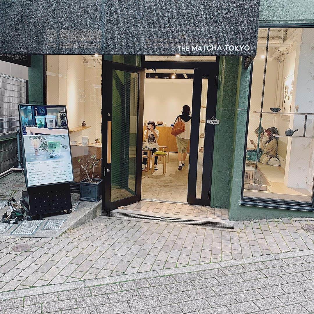 小祝麻里亜さんのインスタグラム写真 - (小祝麻里亜Instagram)「【THE MATCHA TOKYO／カフェ ・明治神宮前〜表参道】 ． この間 COELのレセプション前にこやゆりちゃんとカフェしてきました🍵❤️ ． ． この近辺はタピオカ激戦区で長蛇の列のなか、こちらはゆったりできました💕  表参道でたまにカフェ難民になるので、助かる👌✨ ． 自家製オーガニック抹茶を茶筅で点ててくれるサービスは、観光客の方も嬉しいかも！  私は抹茶を飲んだけど、こやゆり氏のたぴおかも美味しそうだったな💘💘 ． 茶筅や使い切りオリジナル抹茶を販売してて、気になったのがカステラで有名な黒船とコラボの抹茶カステラ。今度手土産に買ってみようかなと❣️ ． 新婚ほやほやのこやゆりちゃん💕式準備の話しをしたり、幸せ満開でした😍😍 ． ．  行き方👉 東京メトロ千代田線・副都心線  明治神宮前駅 徒歩2分／JR山手線 原宿駅 徒歩6分 位置情報もつけたからMAPみてね！ ． ． ＿＿＿＿＿＿＿＿＿＿＿ #tokyocafe #omotesando #日本カフェ #東京カフェ #カフェ巡り #カフェ活 #カフェスタグラム #表参道カフェ #抹茶 #카페 #카페추천 #카페 #카페스타그램」7月16日 17時59分 - maria_koiwai