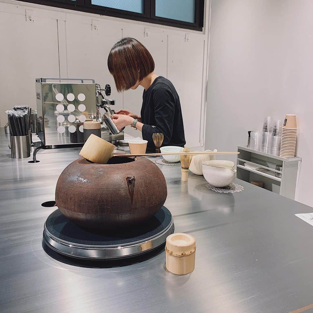 小祝麻里亜さんのインスタグラム写真 - (小祝麻里亜Instagram)「【THE MATCHA TOKYO／カフェ ・明治神宮前〜表参道】 ． この間 COELのレセプション前にこやゆりちゃんとカフェしてきました🍵❤️ ． ． この近辺はタピオカ激戦区で長蛇の列のなか、こちらはゆったりできました💕  表参道でたまにカフェ難民になるので、助かる👌✨ ． 自家製オーガニック抹茶を茶筅で点ててくれるサービスは、観光客の方も嬉しいかも！  私は抹茶を飲んだけど、こやゆり氏のたぴおかも美味しそうだったな💘💘 ． 茶筅や使い切りオリジナル抹茶を販売してて、気になったのがカステラで有名な黒船とコラボの抹茶カステラ。今度手土産に買ってみようかなと❣️ ． 新婚ほやほやのこやゆりちゃん💕式準備の話しをしたり、幸せ満開でした😍😍 ． ．  行き方👉 東京メトロ千代田線・副都心線  明治神宮前駅 徒歩2分／JR山手線 原宿駅 徒歩6分 位置情報もつけたからMAPみてね！ ． ． ＿＿＿＿＿＿＿＿＿＿＿ #tokyocafe #omotesando #日本カフェ #東京カフェ #カフェ巡り #カフェ活 #カフェスタグラム #表参道カフェ #抹茶 #카페 #카페추천 #카페 #카페스타그램」7月16日 17時59分 - maria_koiwai