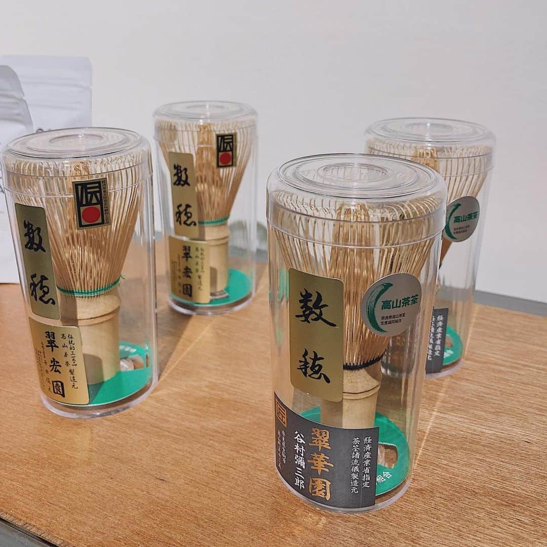 小祝麻里亜さんのインスタグラム写真 - (小祝麻里亜Instagram)「【THE MATCHA TOKYO／カフェ ・明治神宮前〜表参道】 ． この間 COELのレセプション前にこやゆりちゃんとカフェしてきました🍵❤️ ． ． この近辺はタピオカ激戦区で長蛇の列のなか、こちらはゆったりできました💕  表参道でたまにカフェ難民になるので、助かる👌✨ ． 自家製オーガニック抹茶を茶筅で点ててくれるサービスは、観光客の方も嬉しいかも！  私は抹茶を飲んだけど、こやゆり氏のたぴおかも美味しそうだったな💘💘 ． 茶筅や使い切りオリジナル抹茶を販売してて、気になったのがカステラで有名な黒船とコラボの抹茶カステラ。今度手土産に買ってみようかなと❣️ ． 新婚ほやほやのこやゆりちゃん💕式準備の話しをしたり、幸せ満開でした😍😍 ． ．  行き方👉 東京メトロ千代田線・副都心線  明治神宮前駅 徒歩2分／JR山手線 原宿駅 徒歩6分 位置情報もつけたからMAPみてね！ ． ． ＿＿＿＿＿＿＿＿＿＿＿ #tokyocafe #omotesando #日本カフェ #東京カフェ #カフェ巡り #カフェ活 #カフェスタグラム #表参道カフェ #抹茶 #카페 #카페추천 #카페 #카페스타그램」7月16日 17時59分 - maria_koiwai