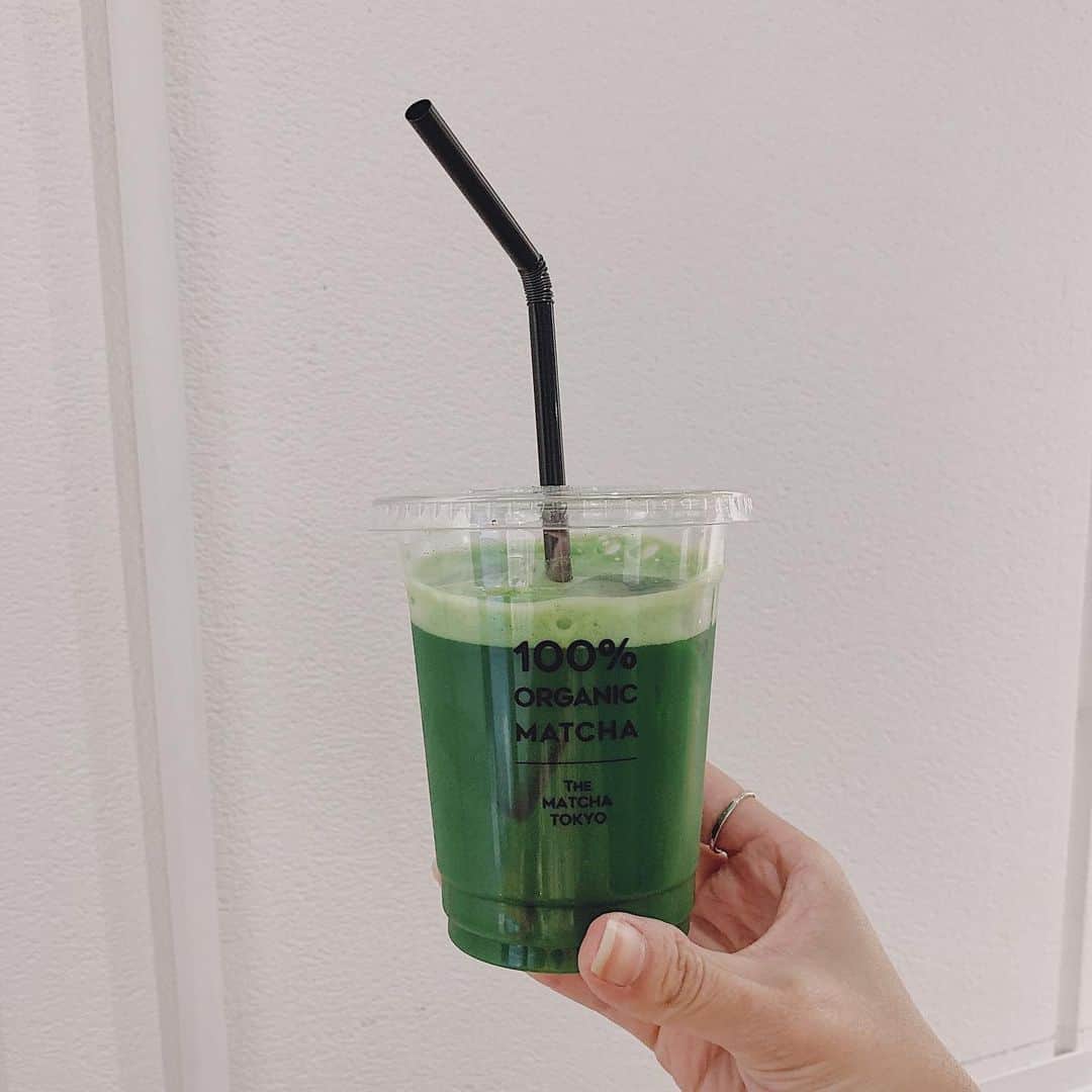 小祝麻里亜さんのインスタグラム写真 - (小祝麻里亜Instagram)「【THE MATCHA TOKYO／カフェ ・明治神宮前〜表参道】 ． この間 COELのレセプション前にこやゆりちゃんとカフェしてきました🍵❤️ ． ． この近辺はタピオカ激戦区で長蛇の列のなか、こちらはゆったりできました💕  表参道でたまにカフェ難民になるので、助かる👌✨ ． 自家製オーガニック抹茶を茶筅で点ててくれるサービスは、観光客の方も嬉しいかも！  私は抹茶を飲んだけど、こやゆり氏のたぴおかも美味しそうだったな💘💘 ． 茶筅や使い切りオリジナル抹茶を販売してて、気になったのがカステラで有名な黒船とコラボの抹茶カステラ。今度手土産に買ってみようかなと❣️ ． 新婚ほやほやのこやゆりちゃん💕式準備の話しをしたり、幸せ満開でした😍😍 ． ．  行き方👉 東京メトロ千代田線・副都心線  明治神宮前駅 徒歩2分／JR山手線 原宿駅 徒歩6分 位置情報もつけたからMAPみてね！ ． ． ＿＿＿＿＿＿＿＿＿＿＿ #tokyocafe #omotesando #日本カフェ #東京カフェ #カフェ巡り #カフェ活 #カフェスタグラム #表参道カフェ #抹茶 #카페 #카페추천 #카페 #카페스타그램」7月16日 17時59分 - maria_koiwai