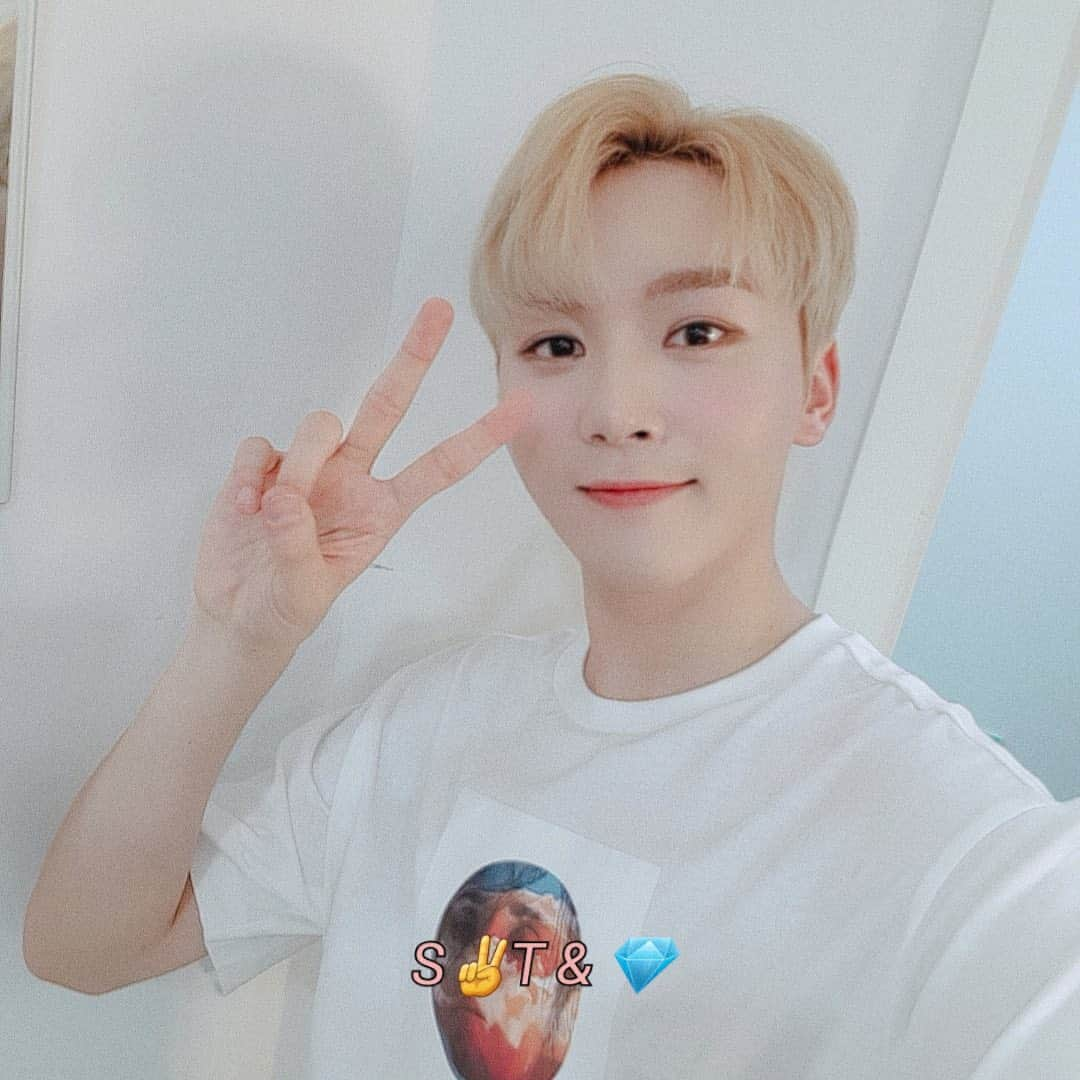 SEVENTEENさんのインスタグラム写真 - (SEVENTEENInstagram)「[17'S 승관] YOU MAKE MY DAY 앨범 1주년 기념 Boo's Gallery 미공개 포토 가져가요👍🌻」7月16日 18時00分 - saythename_17